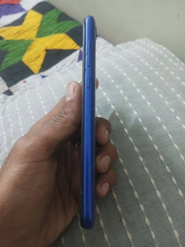 Honor 8s 2/32 GB Box aur local charging available used All okay 2