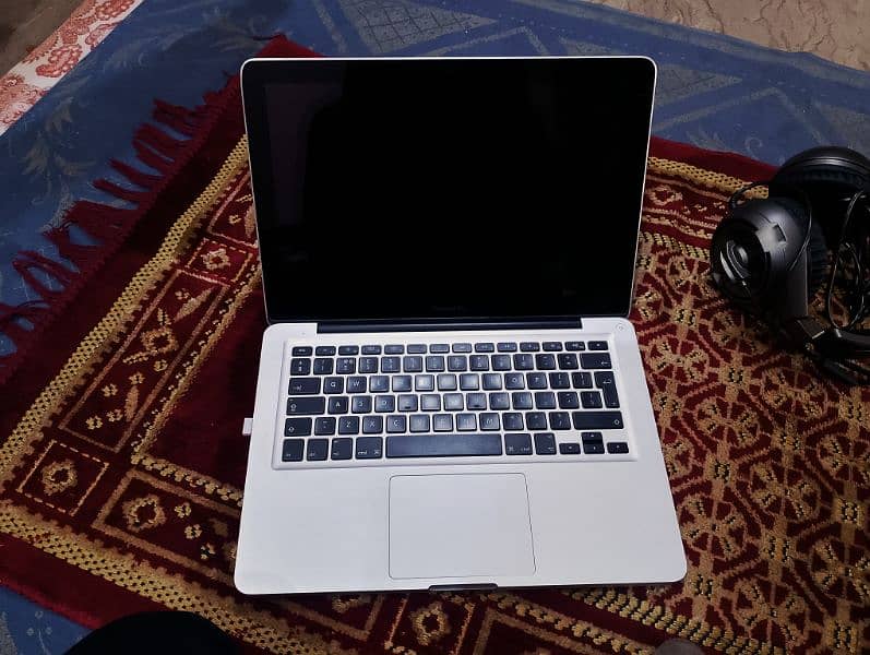 MacBook pro 2011 laptop 1