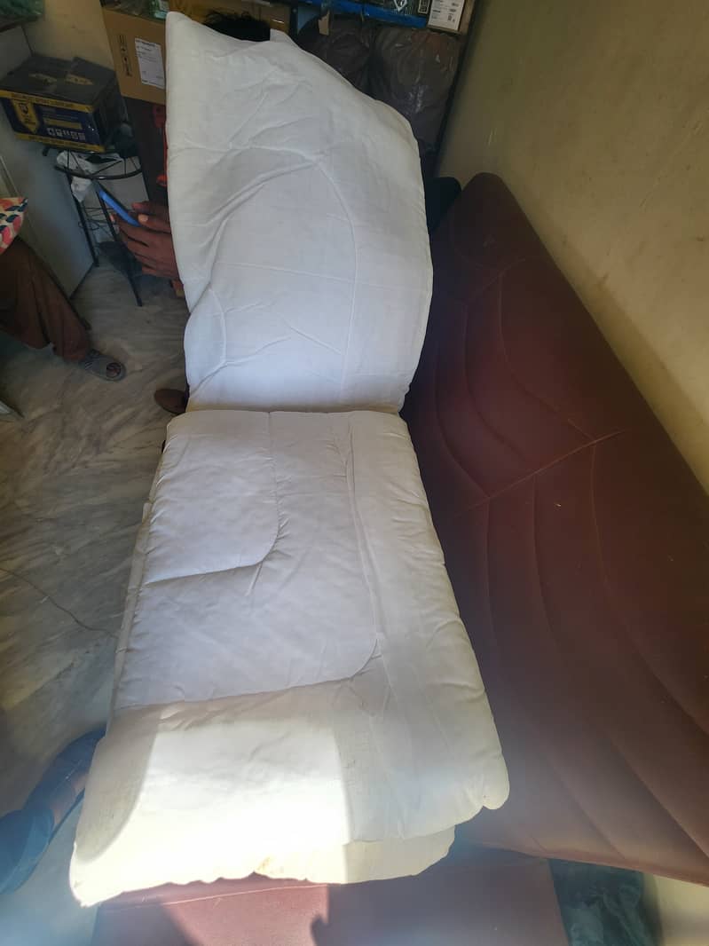 Single bed quilt and mattress 1