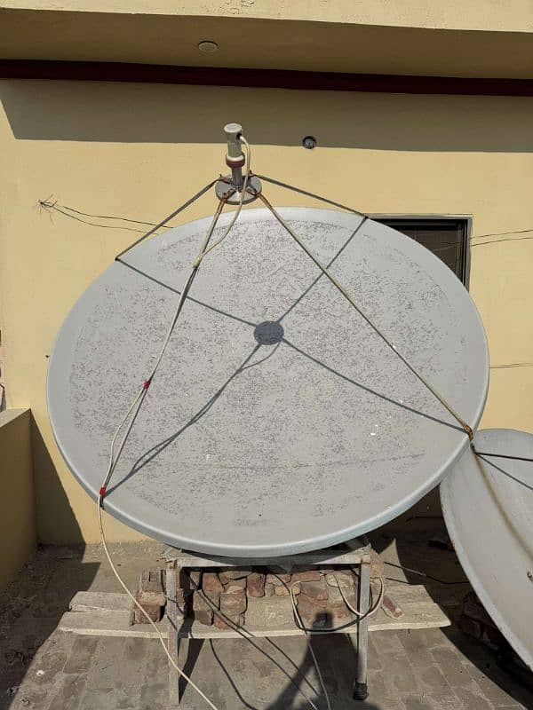 6ft Fiber Dish | With Stand | Good Condition 0