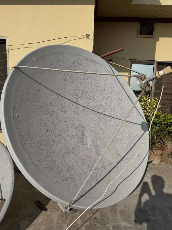 6ft Fiber Dish | With Stand | Good Condition 1