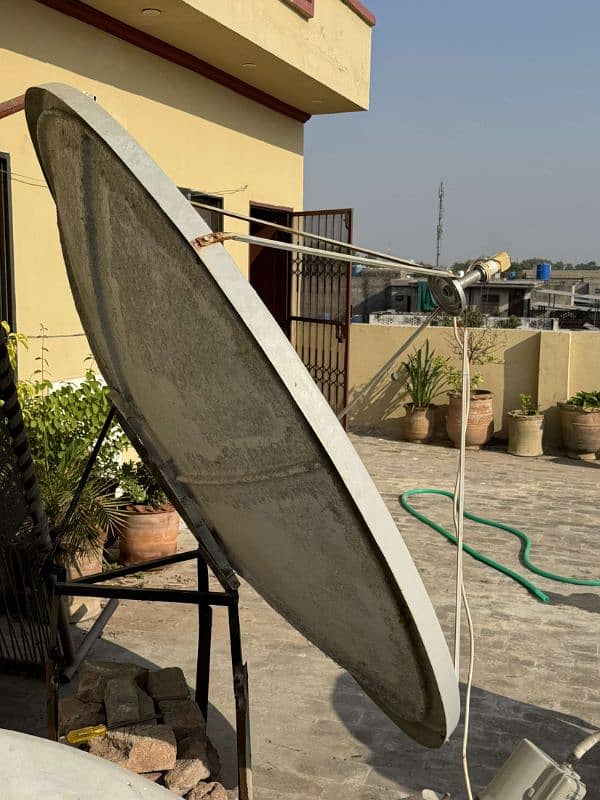 6ft Fiber Dish | With Stand | Good Condition 8