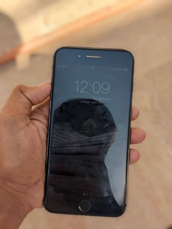 I phone 7plus all ok 128 gb PTA approve box and charger original 4