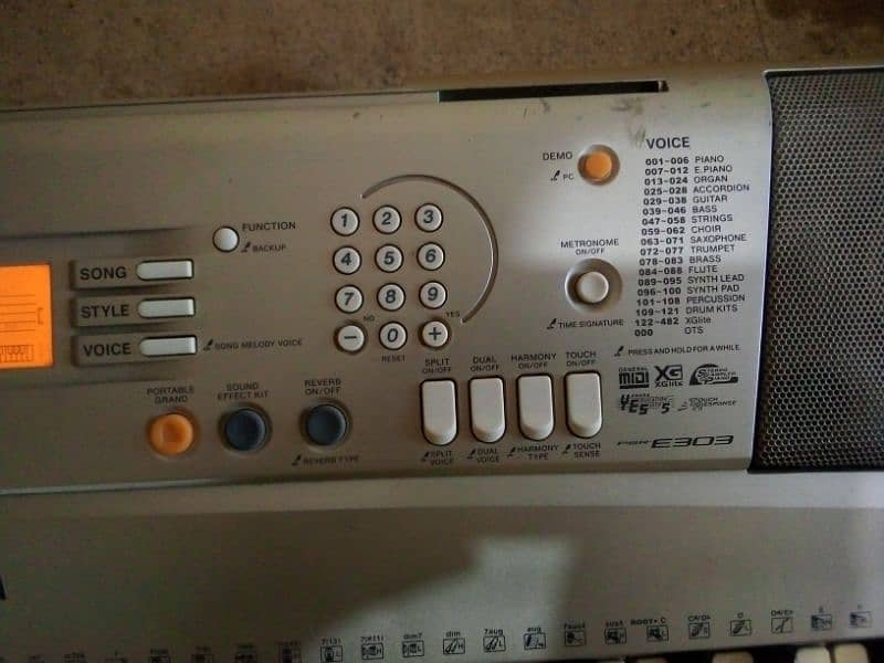 Yamaha PSR e303 2