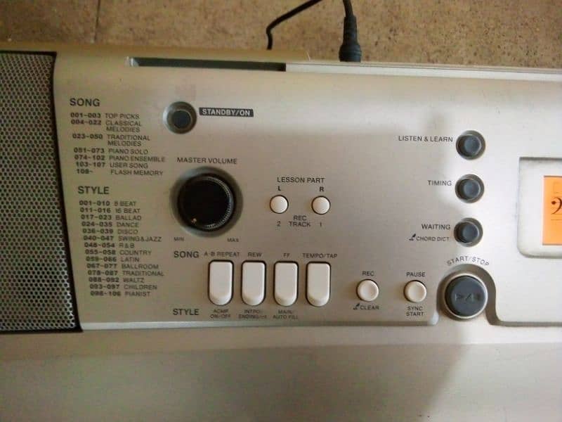 Yamaha PSR e303 3