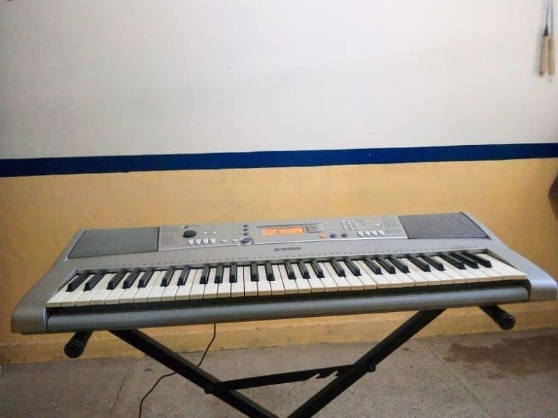 Yamaha PSR e303 4