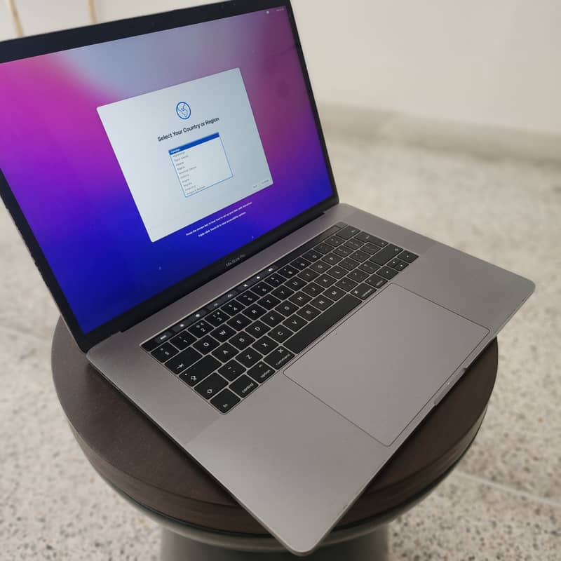 Mac Book Pro 15 Inch, Touch Bar and Touch ID, Intel Core i7 1