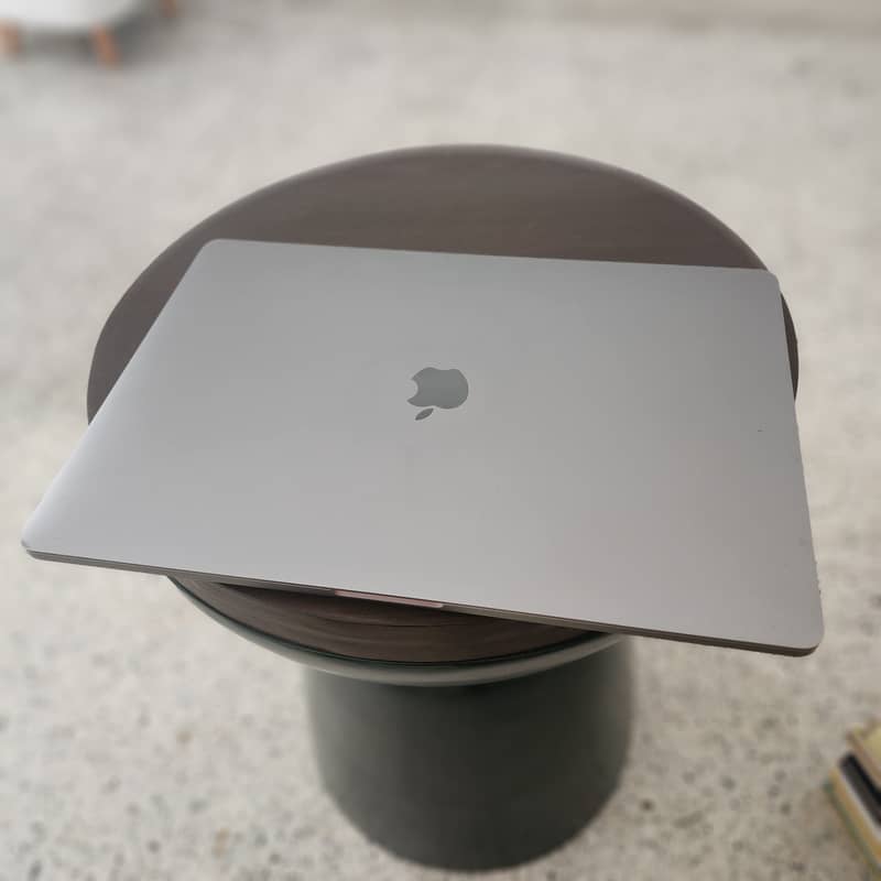 Mac Book Pro 15 Inch, Touch Bar and Touch ID, Intel Core i7 2