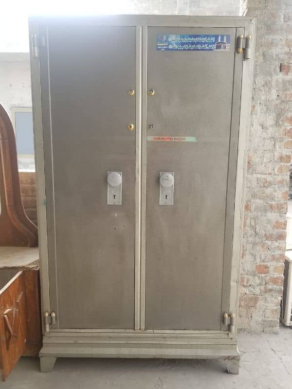 Heavy iron safe Almirah 2