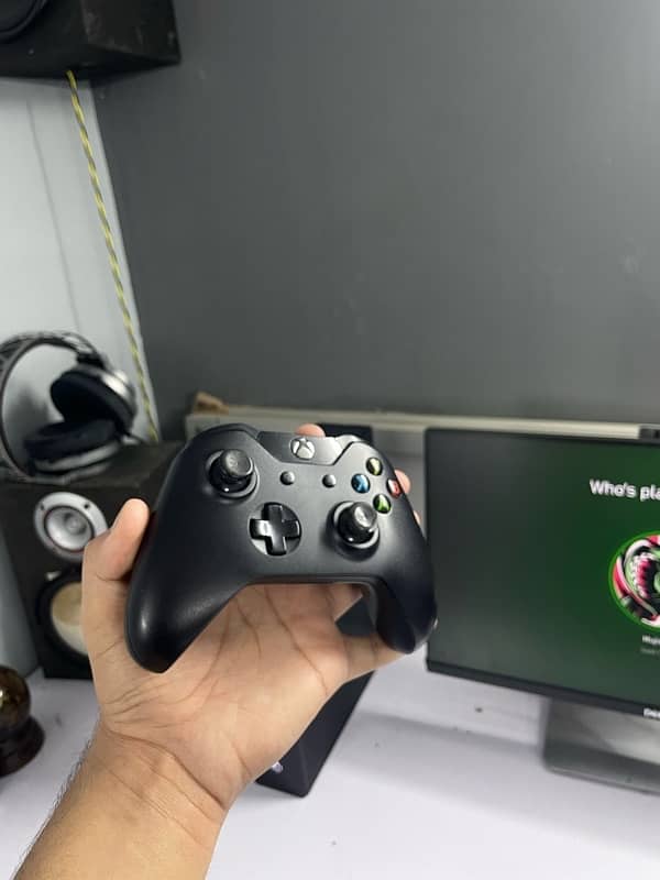 xbox one with Orignal controller 2