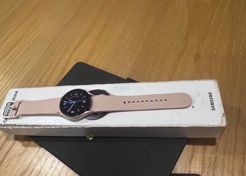 4 month used scratchless Galaxy watch 4 for sale 2