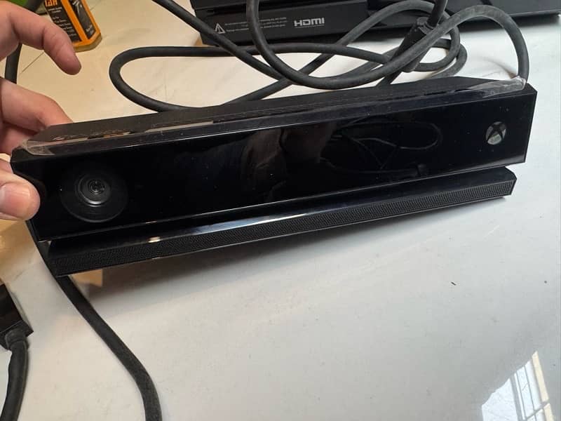 Xbox one with Kinect and 1 controller 5