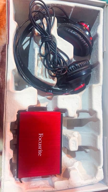 focusrite solo 2nd gen audio interface + monitor headphones 8