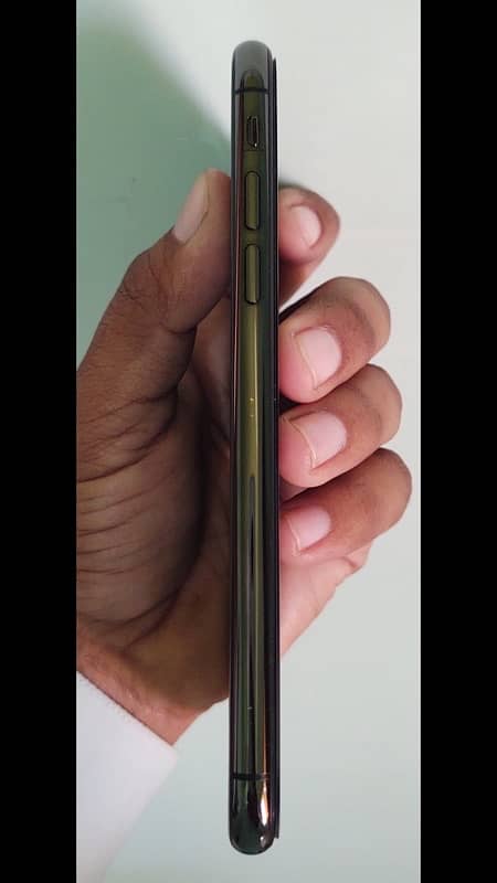 iPhone XS (64GB) Non PTA Good Condition 4