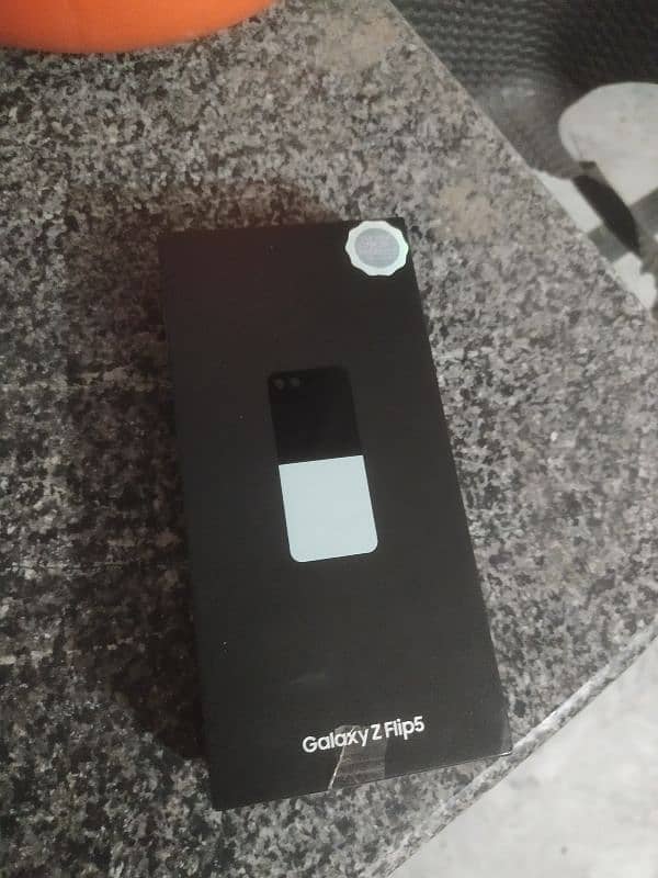 Samsung galaxy z flip 5(PTA official approved) is up for urgent sale 9