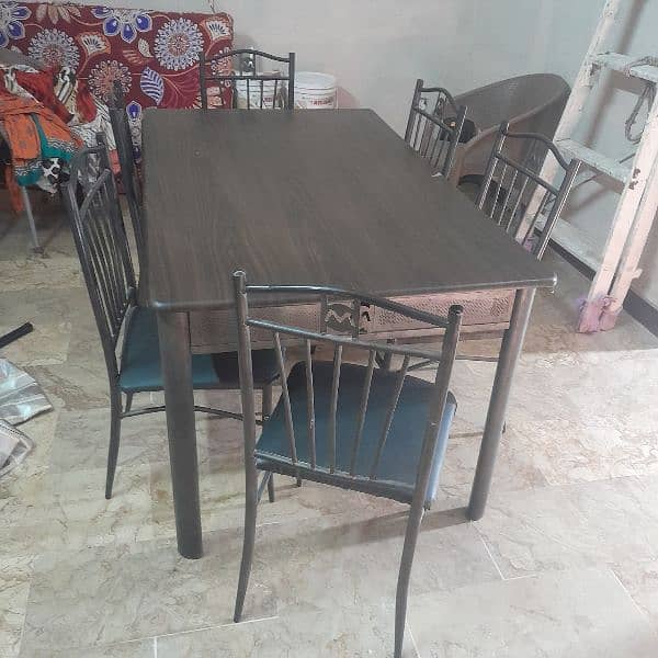 urgent cell dinning table if you interested call on 03142512608 0