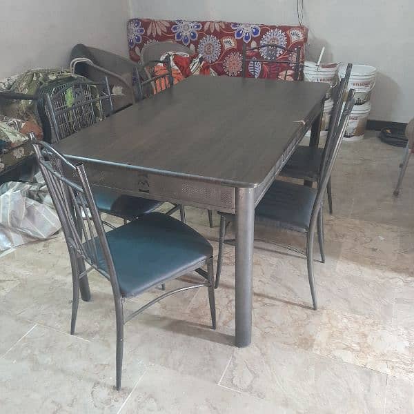 urgent cell dinning table if you interested call on 03142512608 1