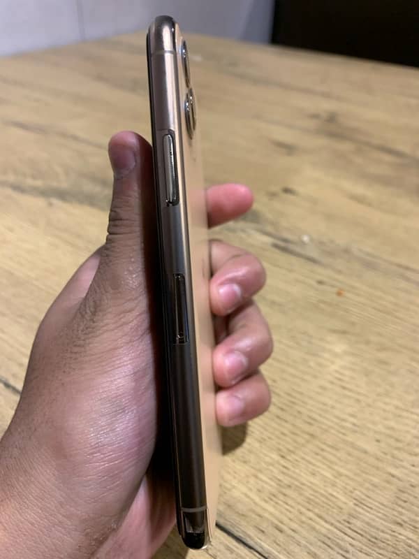 IPhone 11 Pro 64 gb with box available . Non pta . 10 by 10 2