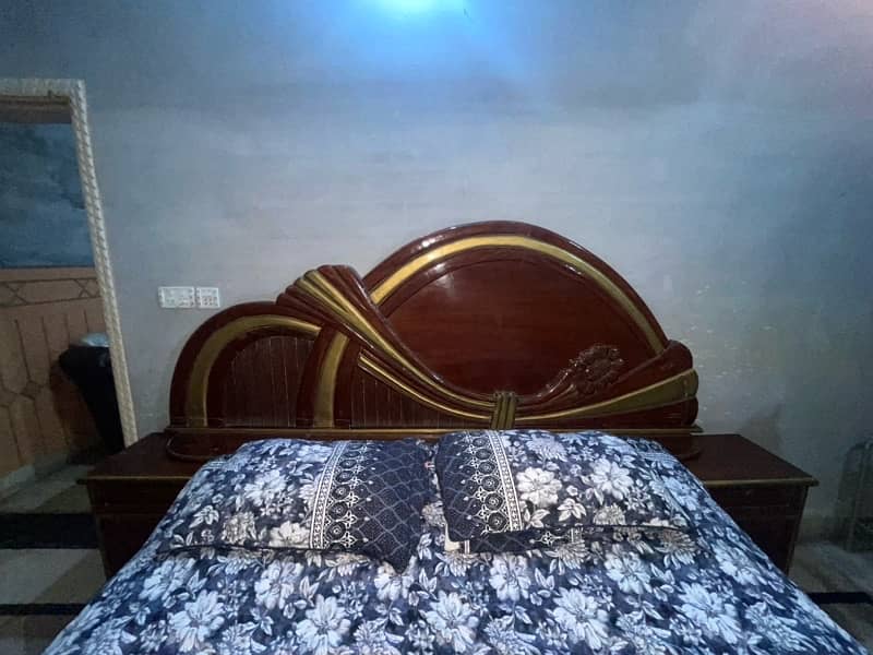 bed mirror and chairs 1