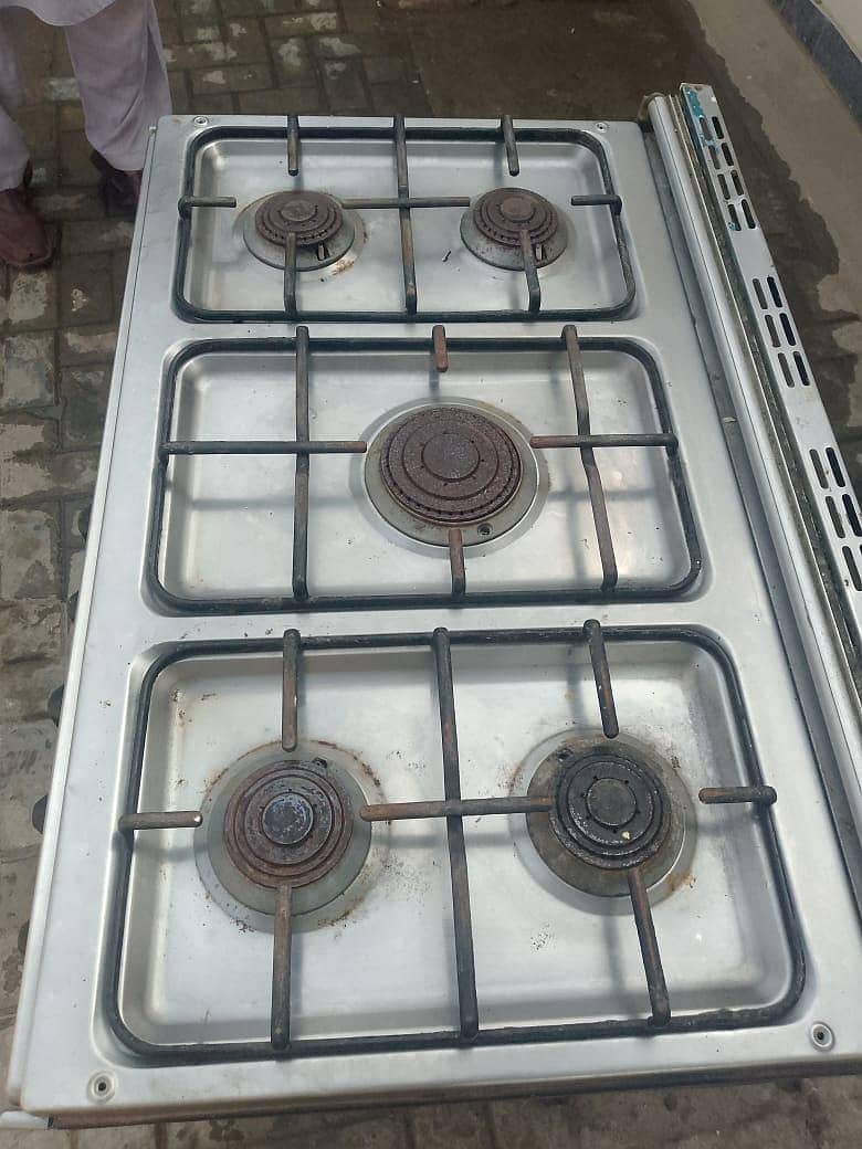 Corona Cooking Range with 5 Stoves for Sale – Excellent Condition! 2