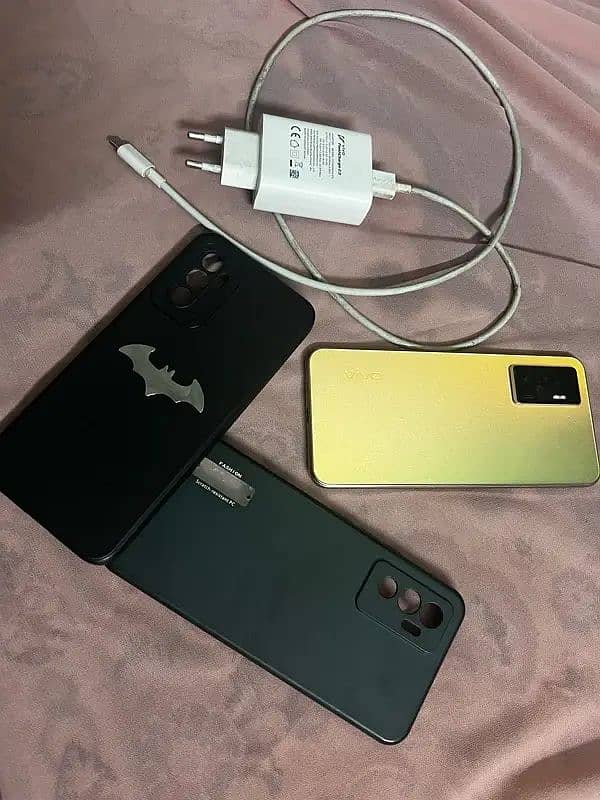 Vivo v23e 128gb with original charger and two back covers 1