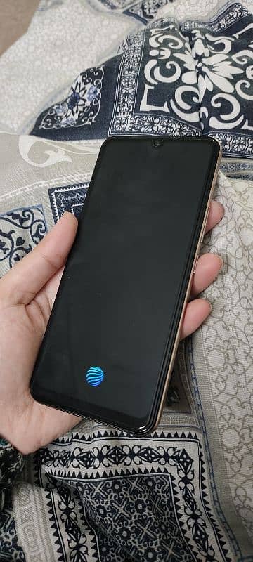 Vivo v23e 128gb with original charger and two back covers 2