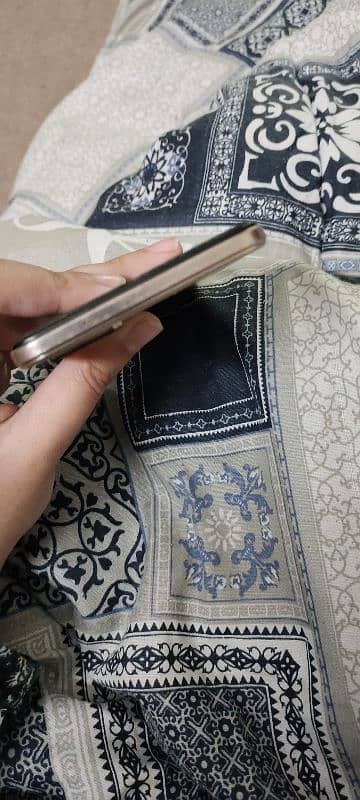 Vivo v23e 128gb with original charger and two back covers 5