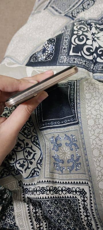 Vivo v23e 128gb with original charger and two back covers 6