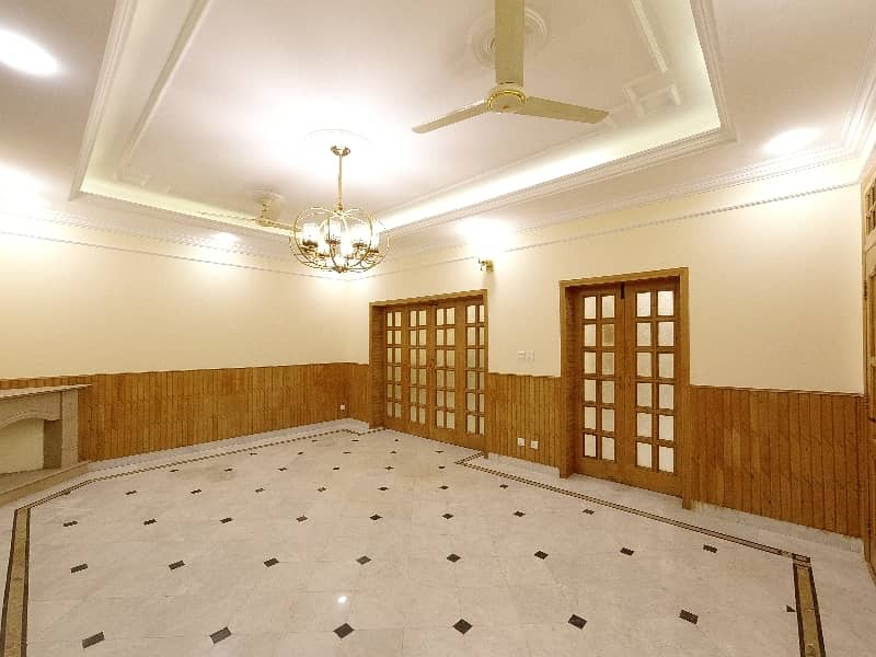 Luxurious 6-Bedroom House In F-11/2, Islamabad 8