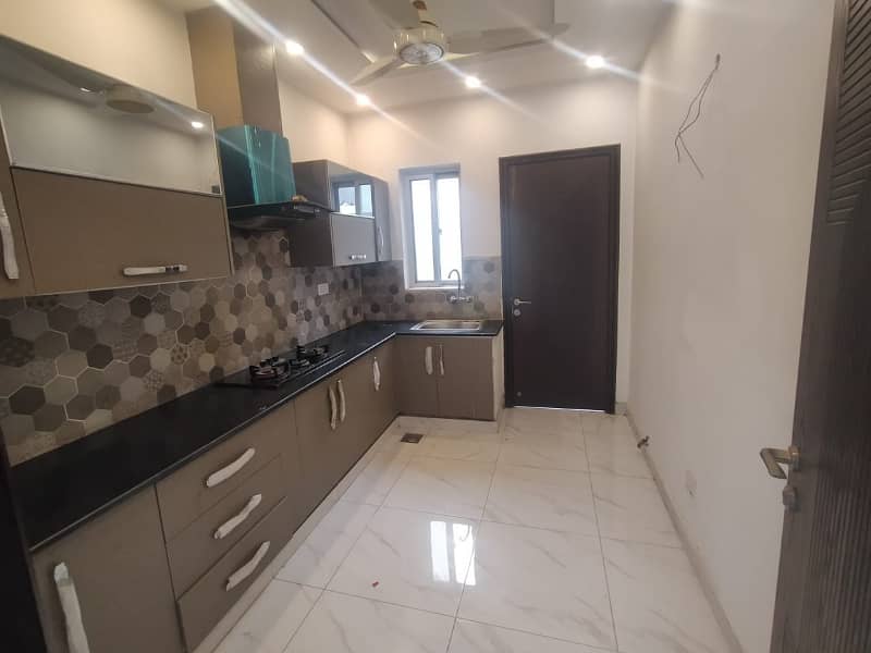 3 Beds Good Location 10 Marla House for Rent in Ex Air Avenue DHA Phase 8 Airport road Lahore. 1