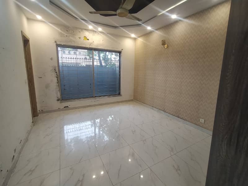 3 Beds Good Location 10 Marla House for Rent in Ex Air Avenue DHA Phase 8 Airport road Lahore. 2