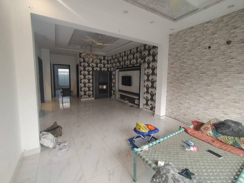 3 Beds Good Location 10 Marla House for Rent in Ex Air Avenue DHA Phase 8 Airport road Lahore. 9