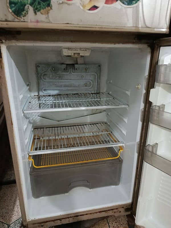 Dawlance Refrigerator in 7/10 Condition. 1