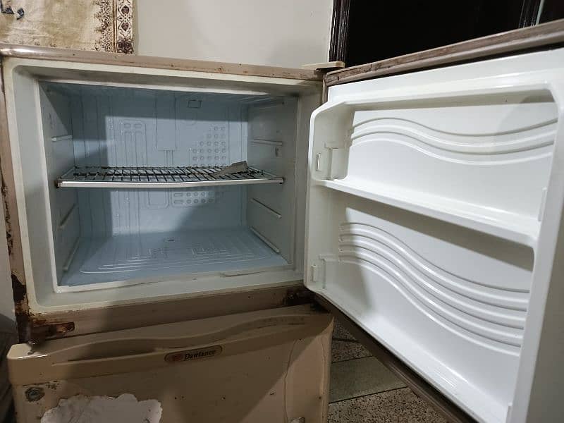 Dawlance Refrigerator in 7/10 Condition. 2