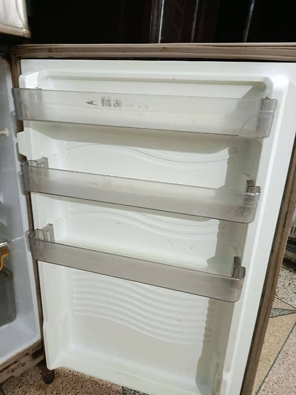 Dawlance Refrigerator in 7/10 Condition. 3