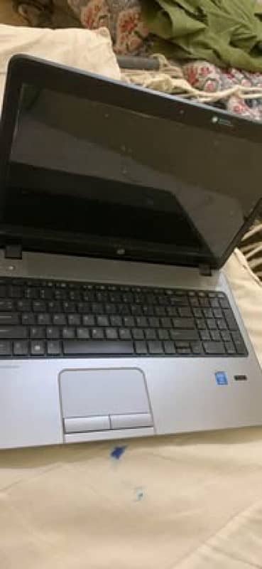 I am selling hp laptop 1