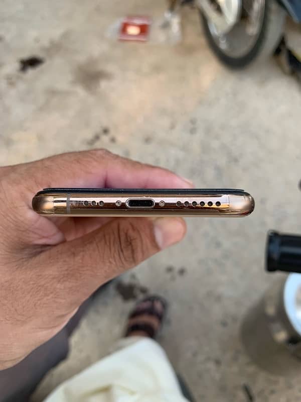 iPhone XS 4