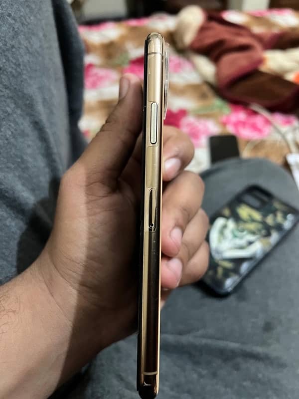 iphone 11 pro max 64 gb golden colour 6