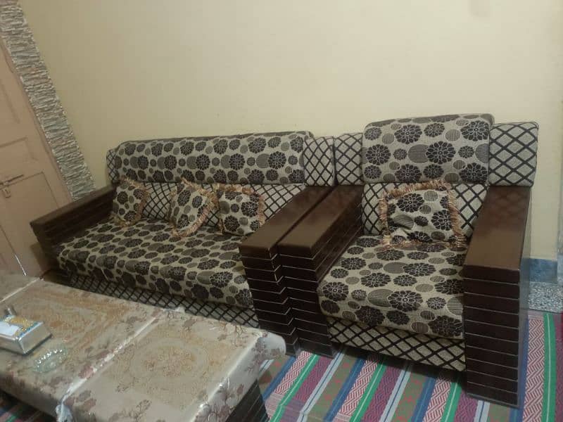 used 5 seater sofa set with table. good candition 2