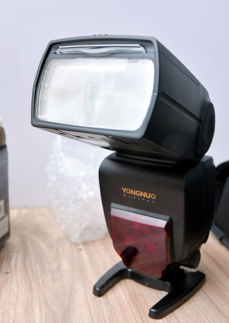 Yongnuo YN685 Wireless TTL Speedlite for Nikon Cameras 4