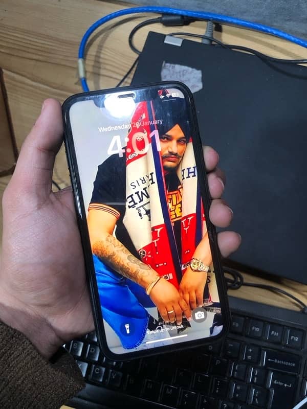 i phone XR / 64 GB 4