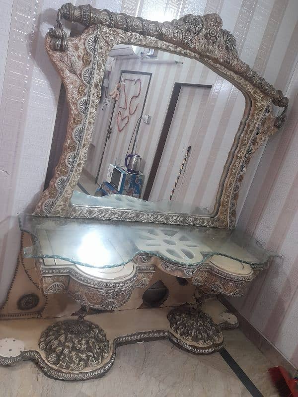 dress table with good mirror 0