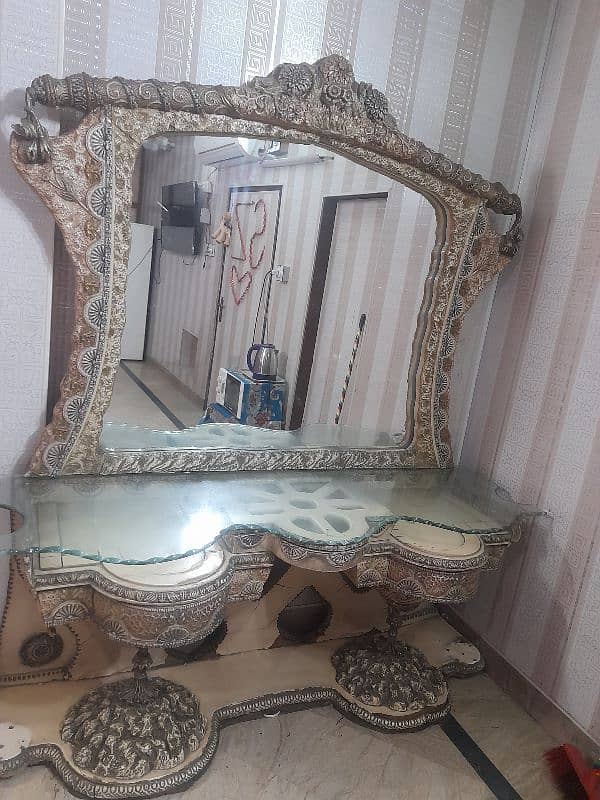 dress table with good mirror 2