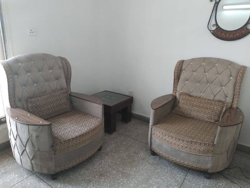 2 single seater sofa set with a coffee table 0