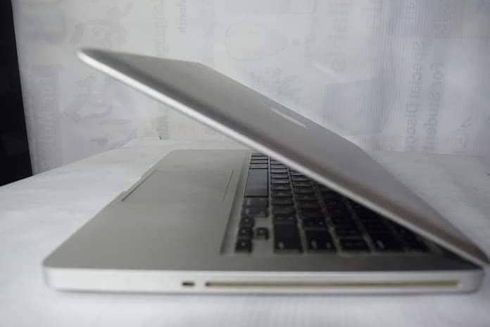 Apple MacBook new condition. One hand used 1