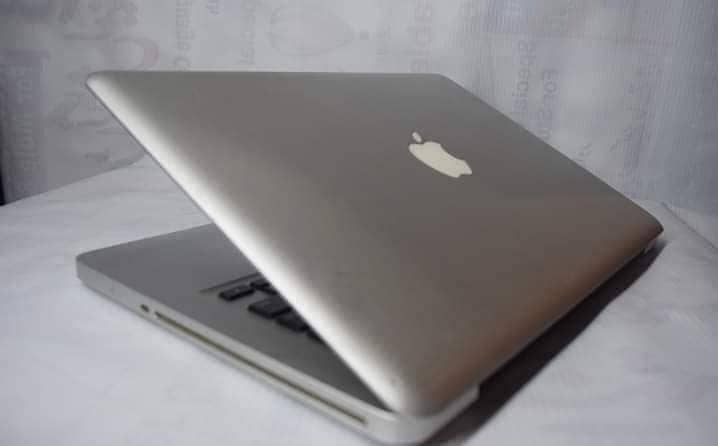 Apple MacBook new condition. One hand used 2