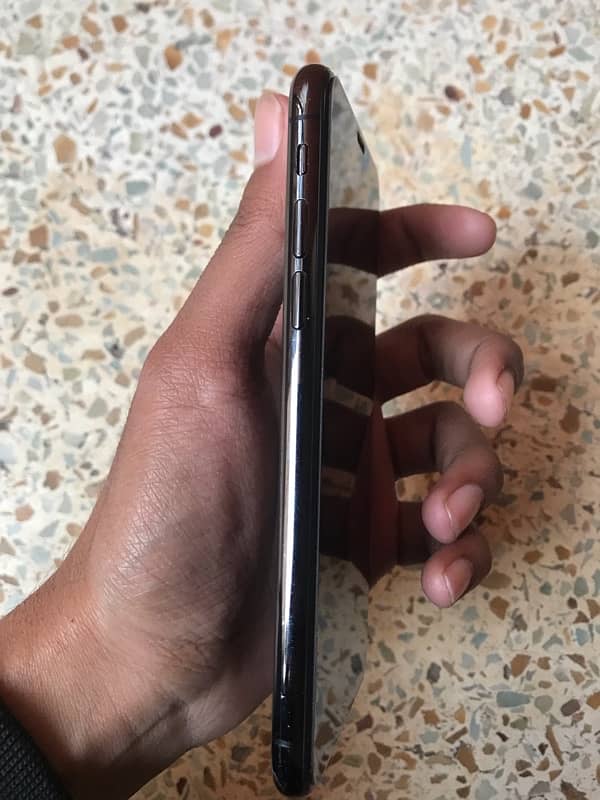 I phone xs (64gb) 82% battery health 10/10 condition see in pics 1