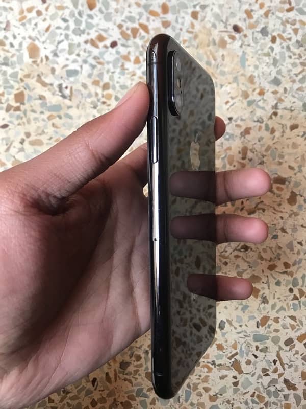 I phone xs (64gb) 82% battery health 10/10 condition see in pics 2