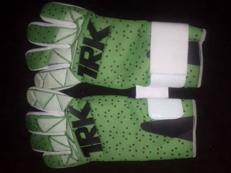 Gloves in sample 0