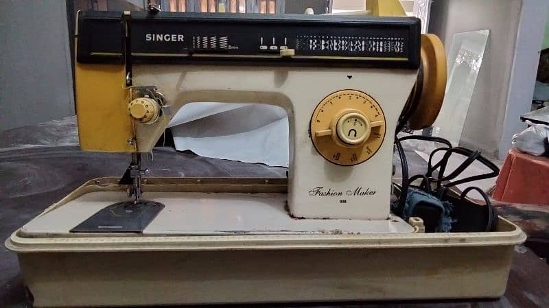 Urgent Sale Singer Sewing machine 0